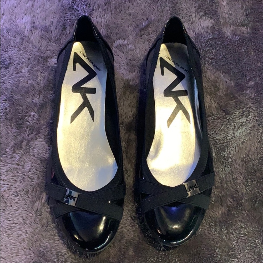 Used Mis-Matched pair of Anne Klein Abell Flats
